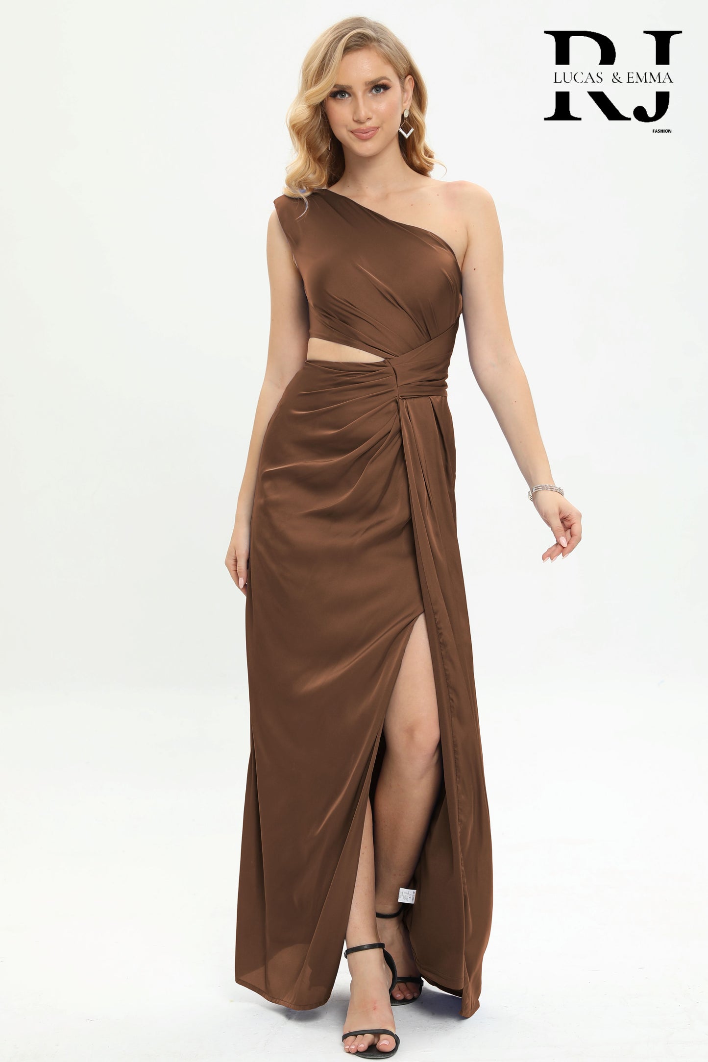 Melbourne - Robe longue asymétrique satinée avec découpe sur le coté et agrémentée d'une fente