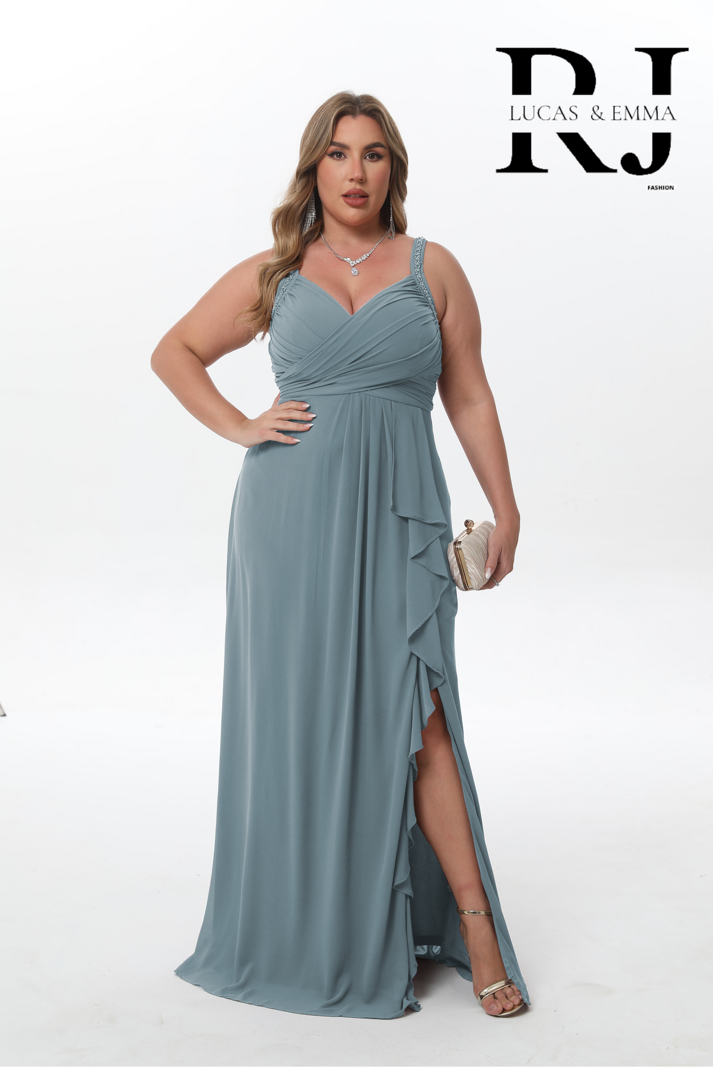 Merida - Robe maxi grande taille et perlée au niveau des bretelles et avec une belle fente