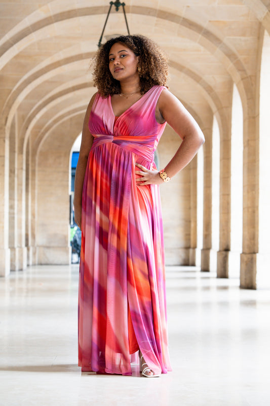 Pristina - Robe maxi grande taille imprimée avec nuance de couleur et cintrée et évasée à la taille avec une belle fente