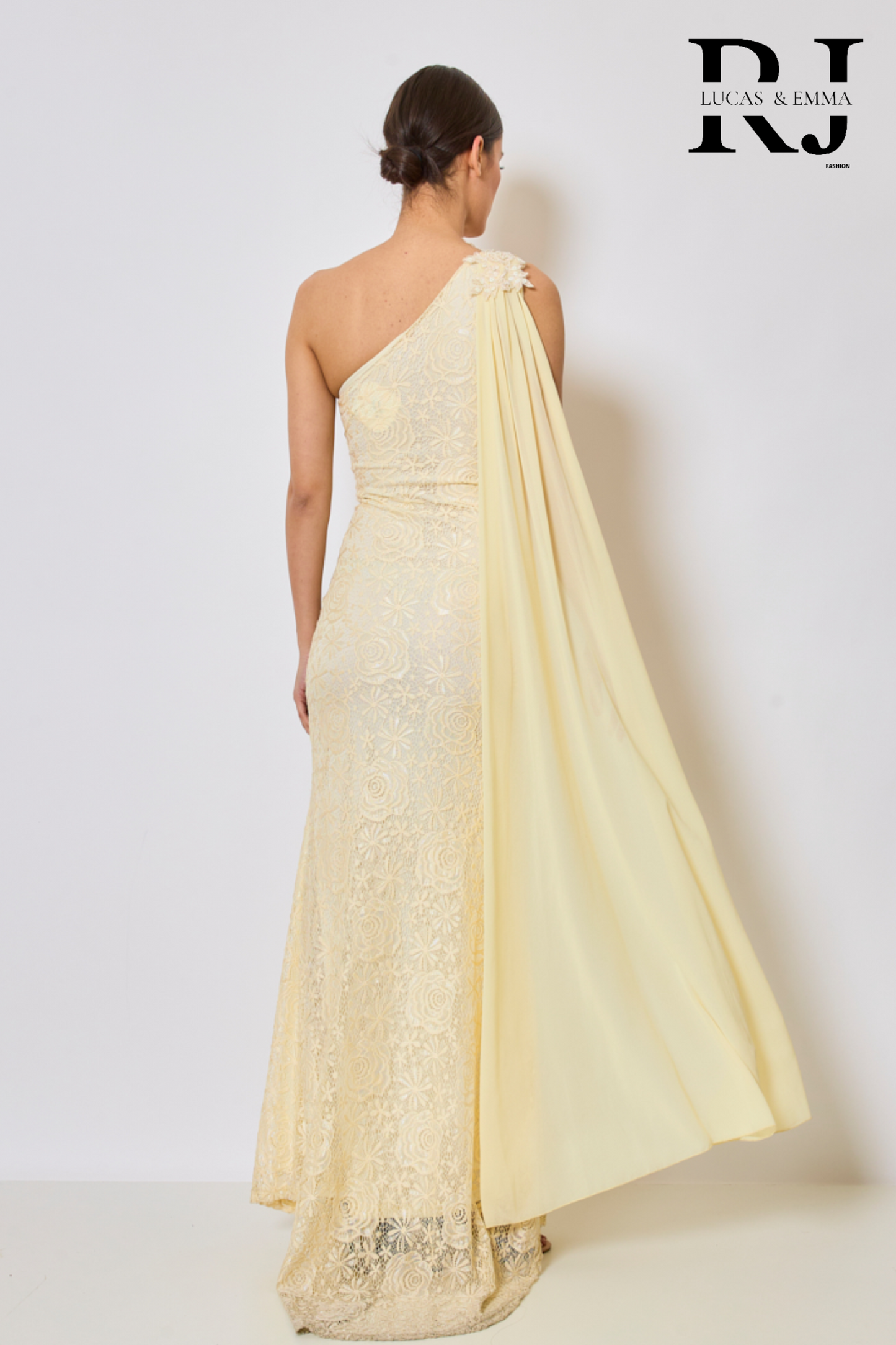 New Delhi - Robe longue de soirée asymétrique en dentelle avec cape sur l'épaule et dotée d'une fente