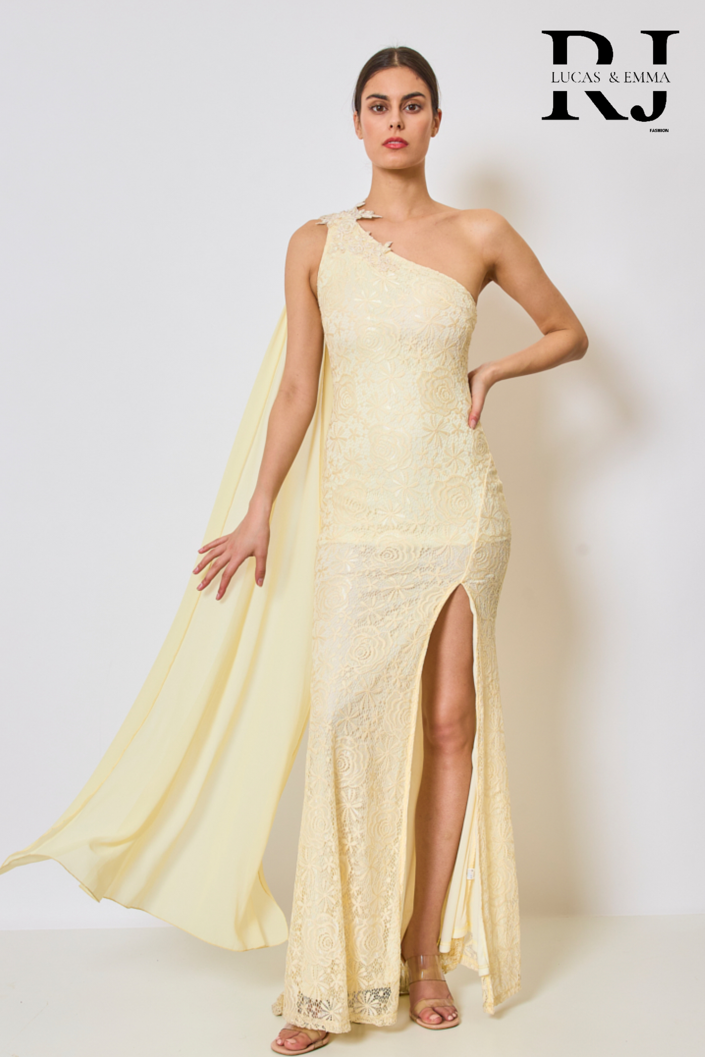 New Delhi - Robe longue de soirée asymétrique en dentelle avec cape sur l'épaule et dotée d'une fente